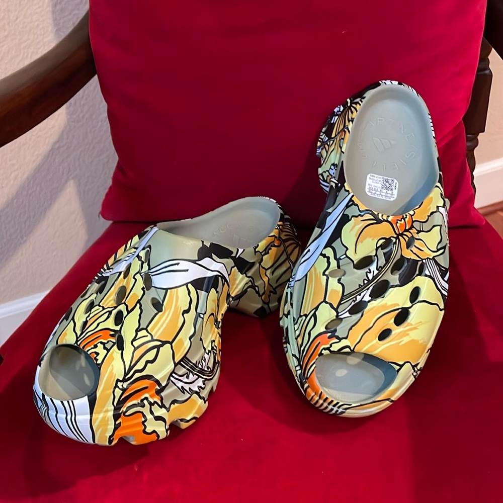 Limited edition Adidas Stella McCartney
Graphic Clog
